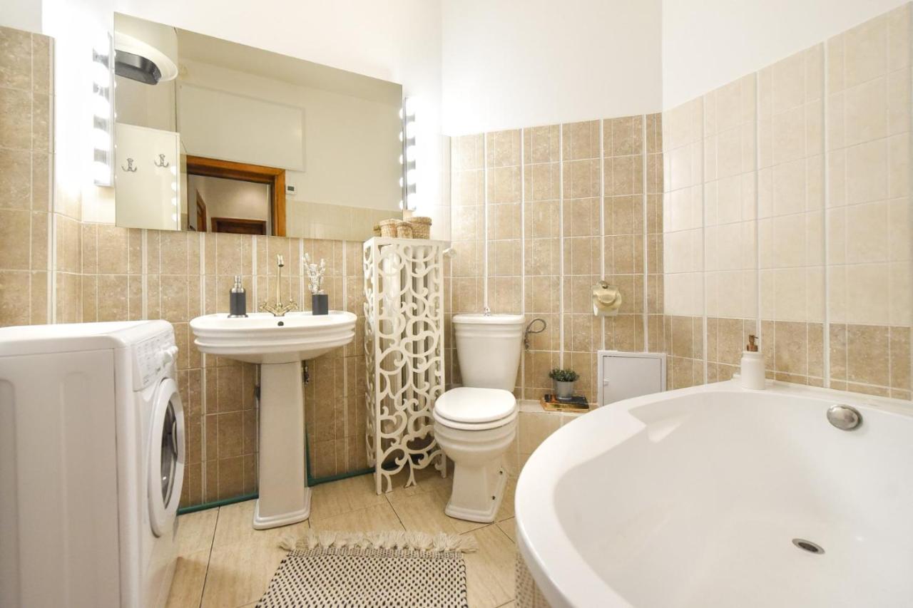 דירות בוקרשט Love.Travel.Explore ♥️Apt W/ Balcony In Old Town מראה חיצוני תמונה